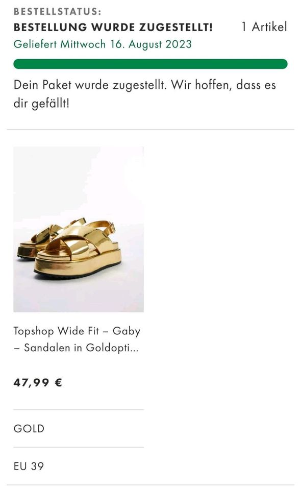 Sandalen in Goldoptik mit flacher Plateausohle in Berlin