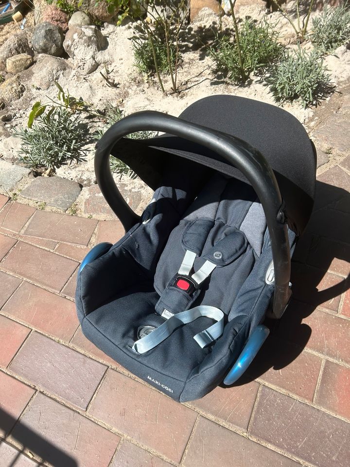 Maxi Cosi Base und Babyschale in Wedel