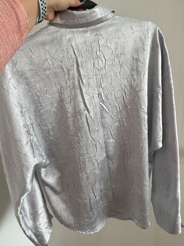 Damen Bluse satiniert Silber grau gr. M in Heideck