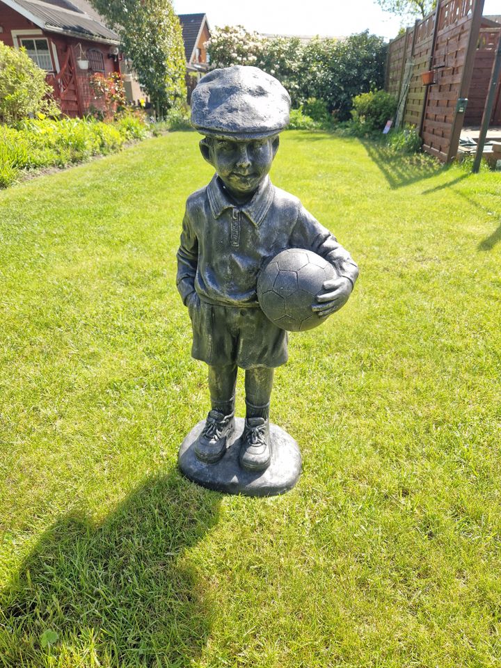 Figur Gartenfigur Skulptur Kind Ball 78cm Fussball Garten Deko in Bad Schwartau