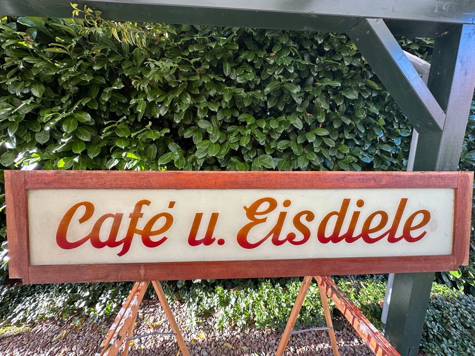 Schild Café Eisdiele in Wiesmoor