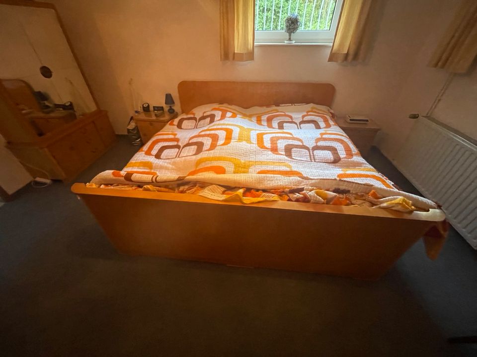 Schlafzimmer Schrank groß & Bett 60er Jahre in Fuldabrück