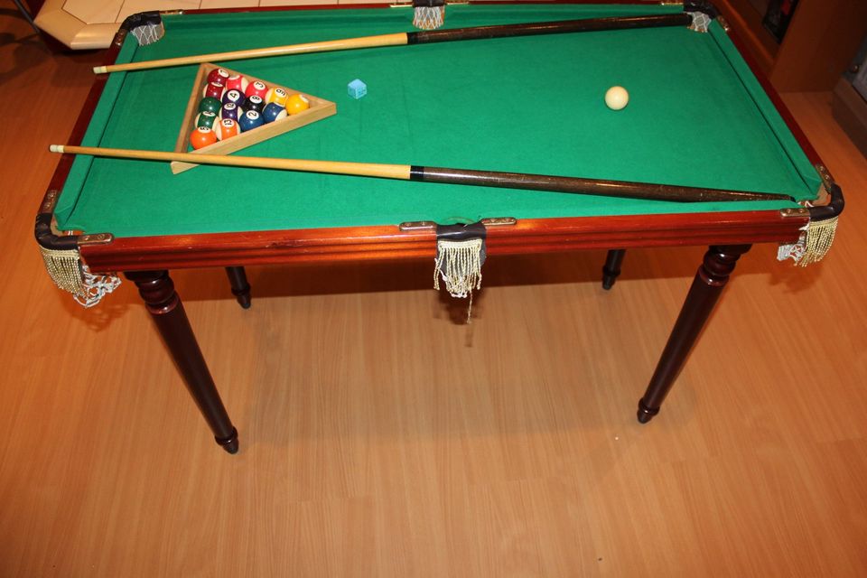 Billiardtisch für Kinder, 111 x 60 cm, Holz stabile Ausführung in Bergheim