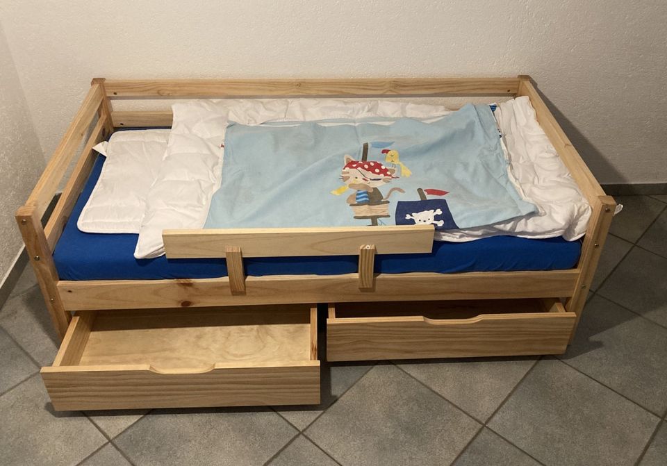 Kinderbett 140x70cm, komplett mit Matratze und Bettzeug in Schwendi