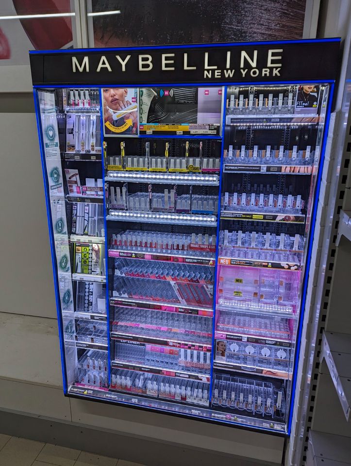 Make Up Regal - Original Maybelline - mit Beleuchtung - Kosmetik Verkaufsregal Warenständer Warenpräsentation Verkaufsständer Warenregal Lagerregal Drogeriemarkt in Leipzig