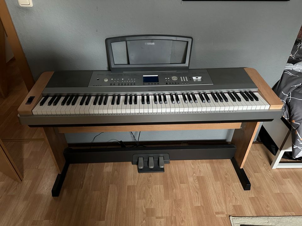 Yamaha PortableGrand DGX-640 Klavier/Piano in Kreuztal