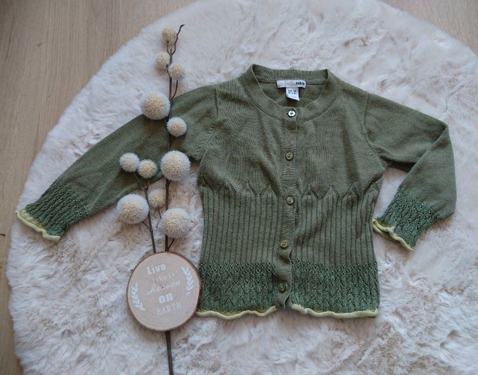 Set Rock Stufenrock Strickjacke olivgrün glitzernd Gr. 98 H&M in Rühen