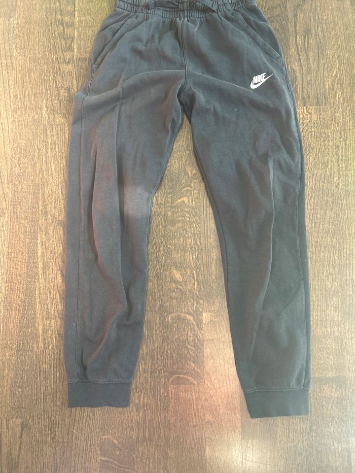 NIKE Jogginganzug Gr 158-170 cm in Dresden