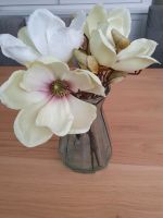 Blaugraue Vase mit Magnolienzweigen Kunstblumen Frühling Nordrhein-Westfalen - Lippstadt Vorschau