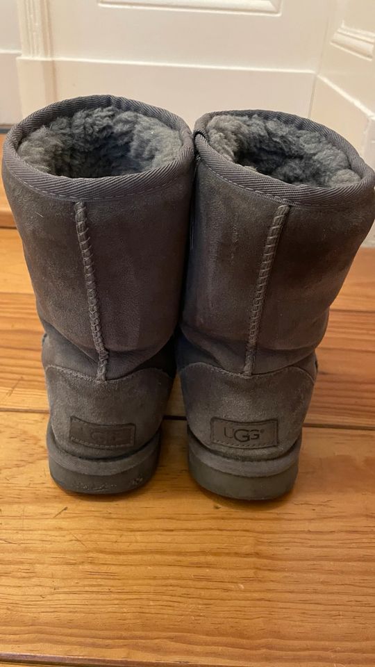 UGG Classic II grau Gr 38 in Berlin