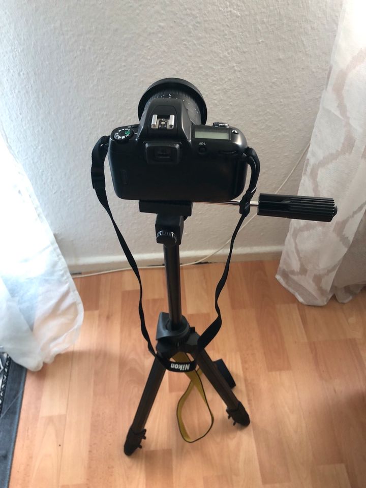 Nikon F60 Spiegel Camera mit Haltung in Bremen