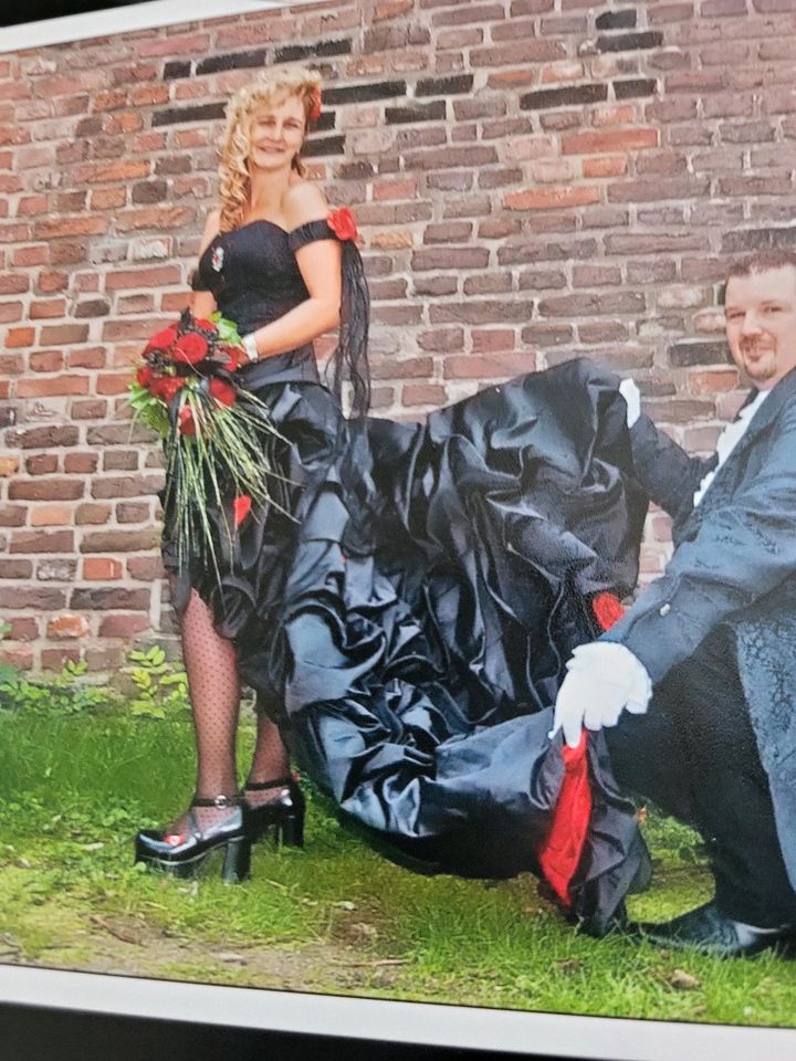 Hochzeitskleid schwarz oder WGT in Bottrop