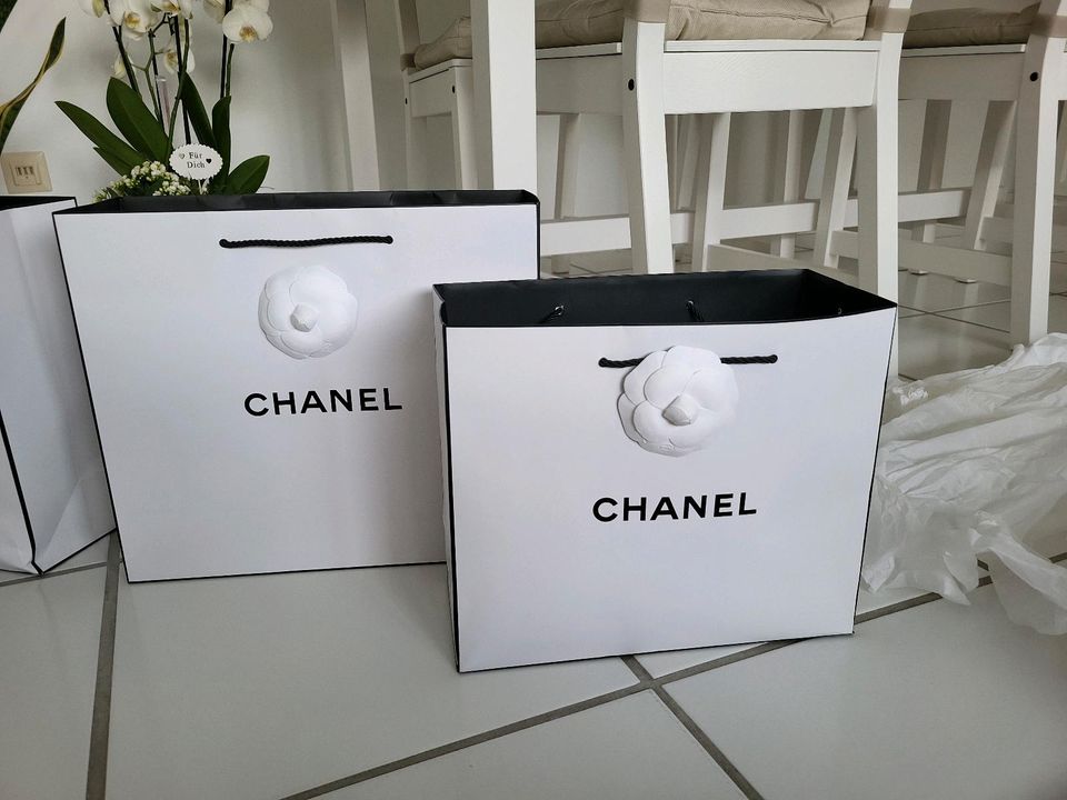 Chanel Taschen Kamelie zwei Größen in Düsseldorf
