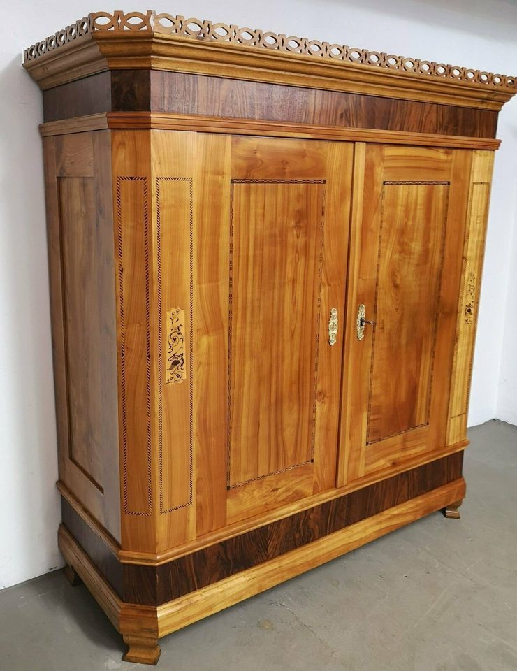 Kirschbaum Intarsien Schrank / Hochzeitsschrank Marburg um 1850 in Ehringshausen