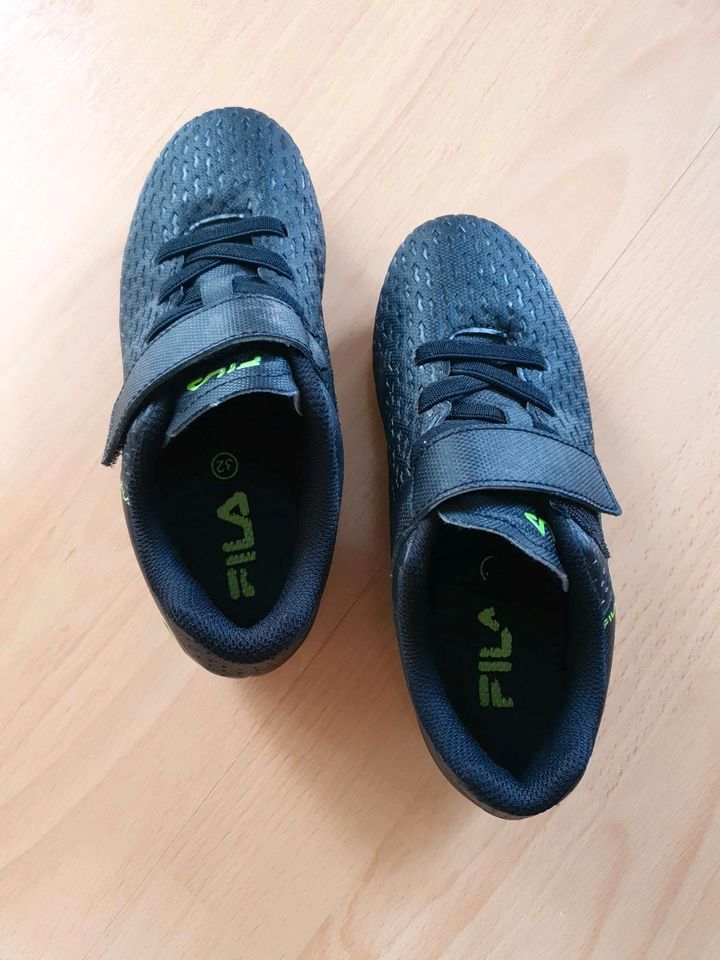 Fußball Schuhe von Fila Größe 32 schwarz in Frankenberg (Sa.)