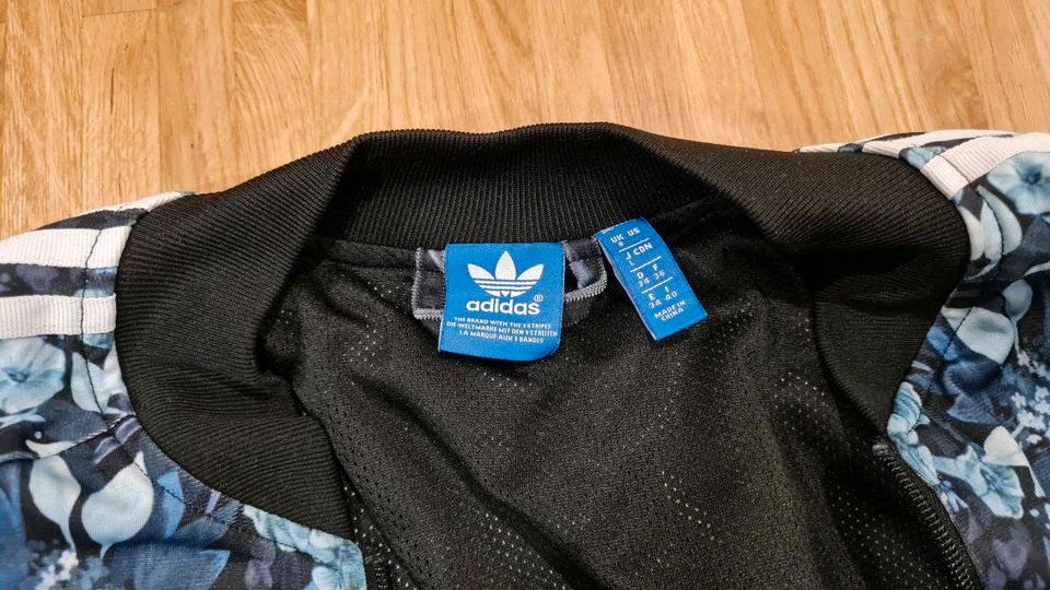 Adidas Jacke Print weiß blau schwarz XS S 34 in Hamburg