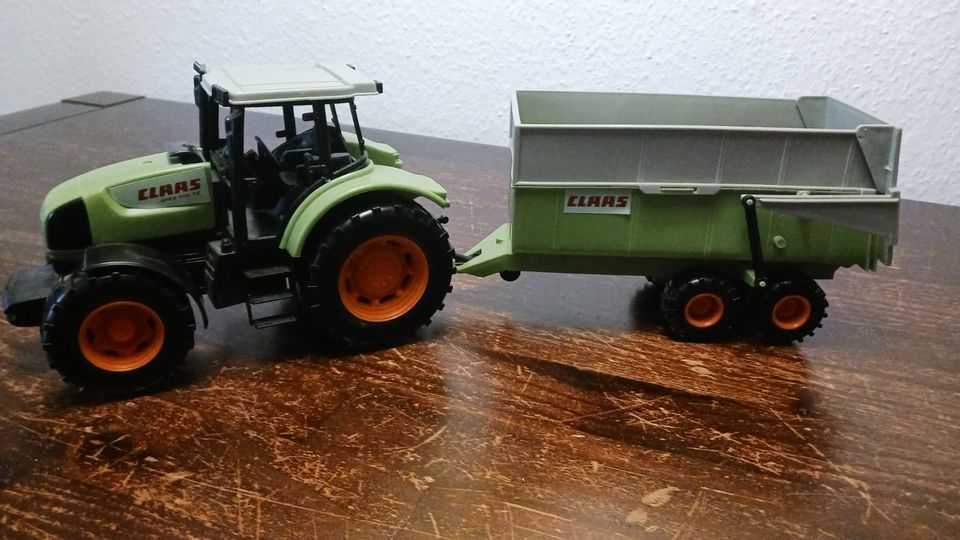 Claas Traktor mit Anhänger Trecker in Magdeburg