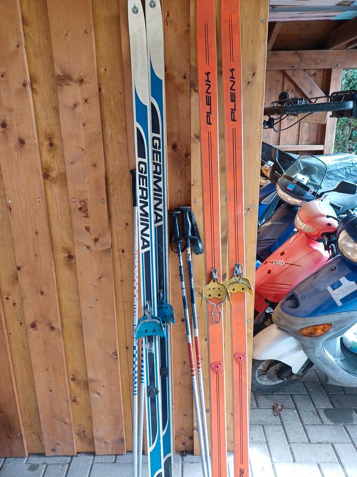 Zwei Paar Ski abzugeben in Wiefelstede