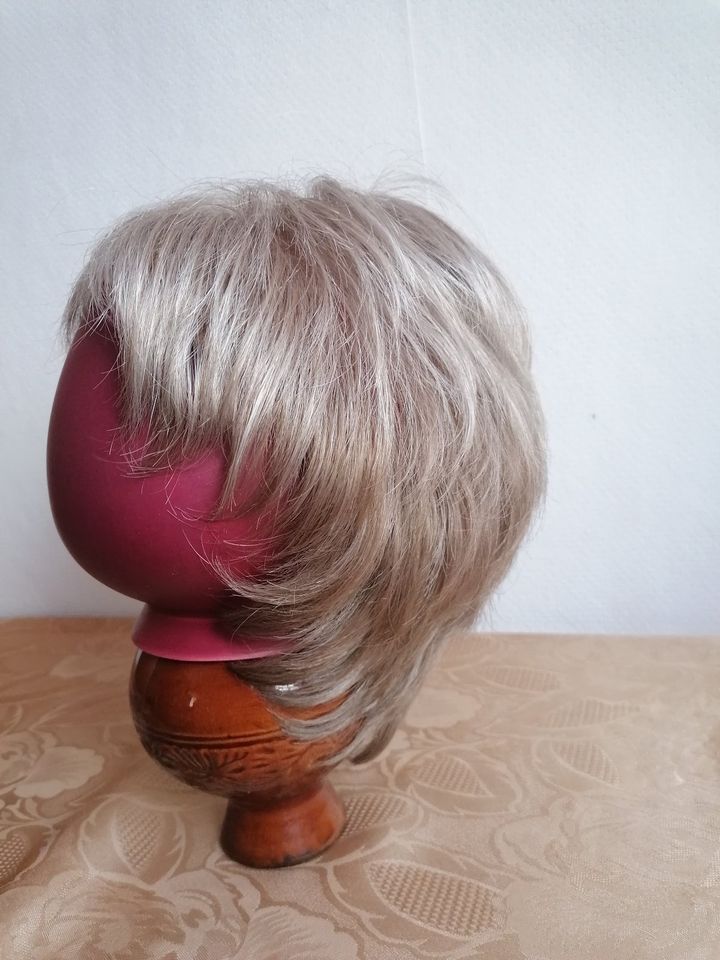 sehr hochwertige Perücke, modern,Größe L,mittelgrau-hellblond mix in Rosenthal-Bielatal