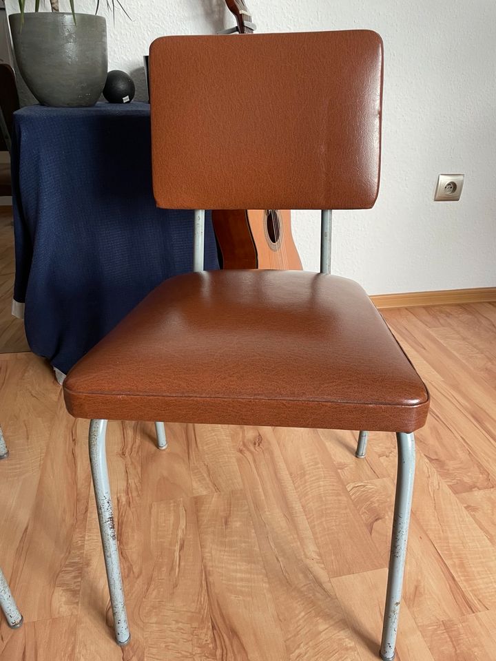 2 stylische Stühle im Industriedesign in Berlin