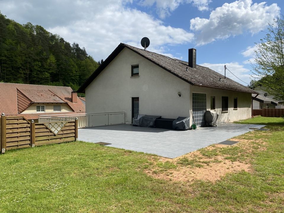 Gepflegtes Zweifamilienhaus mit toller Außenanlage und separatem Bauplatz in Wiesbach