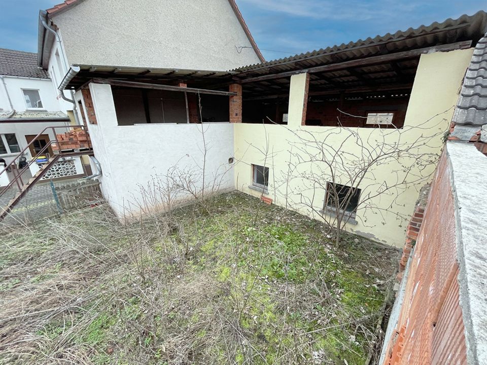 Zweifamilienhaus mit Hof, Garten und 3 Garagen in Stotternheim