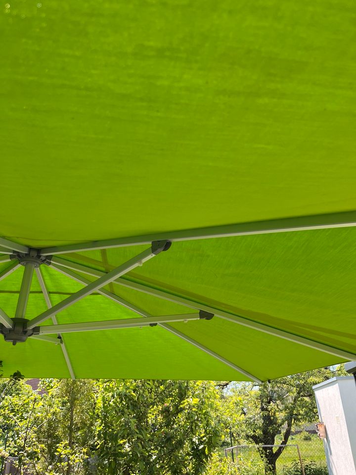 Glatz Sombrano Sonnenschirm 3x3m, „apfelgrün“ in Gärtringen