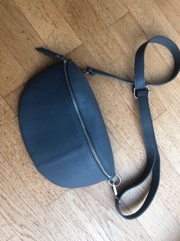 Crossbody Bag Tasche Echtleder NEU, grau in Hamburg