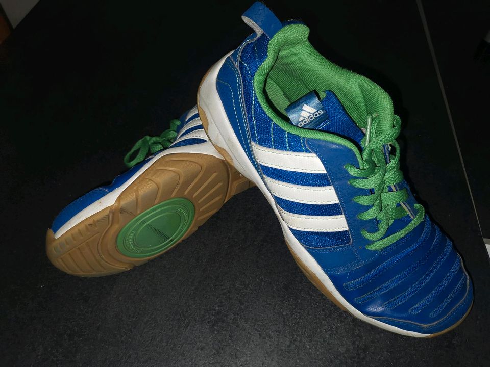 Adidas Kinderturnschuhe Größe 39 1/3 in Lohmar