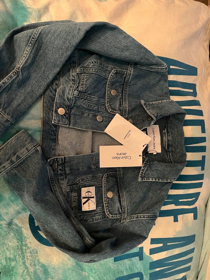 Nagelneue kurze Calvin Klein Jeansjacke gr s in Schwalbach