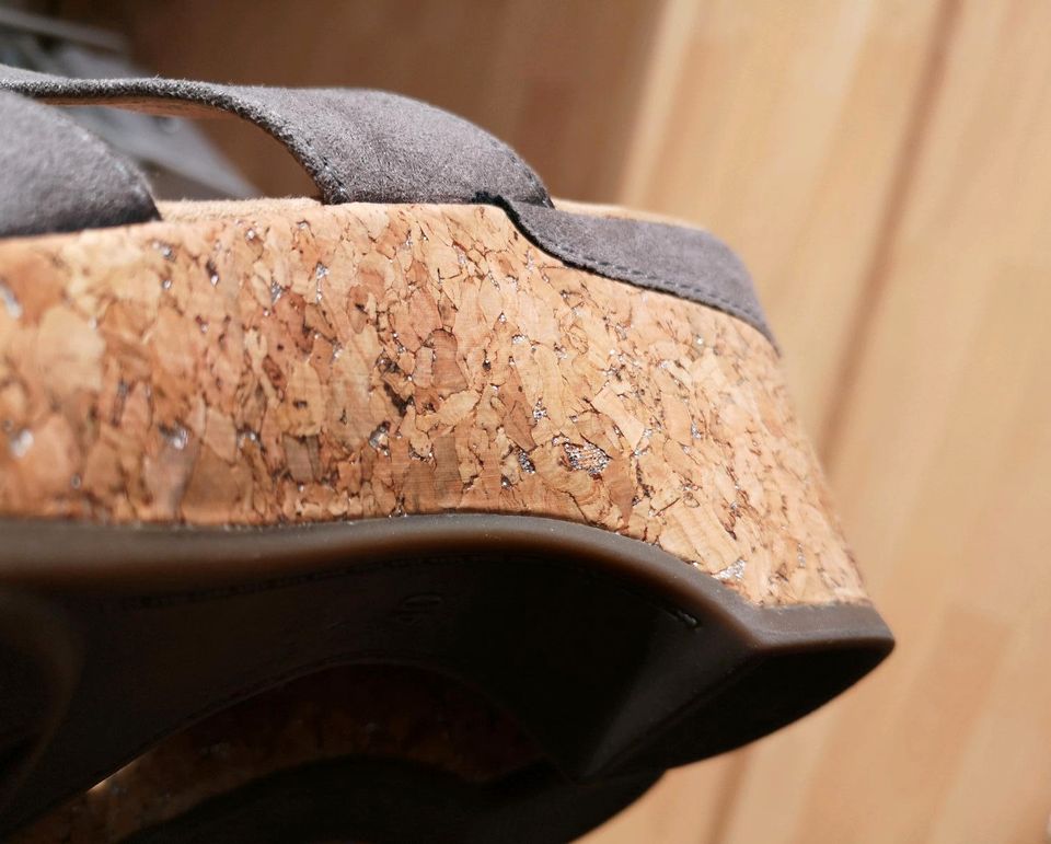 NEU Damen Sandalen Sandaletten beige taupe Gr. 40 Kork Silber in Kastl