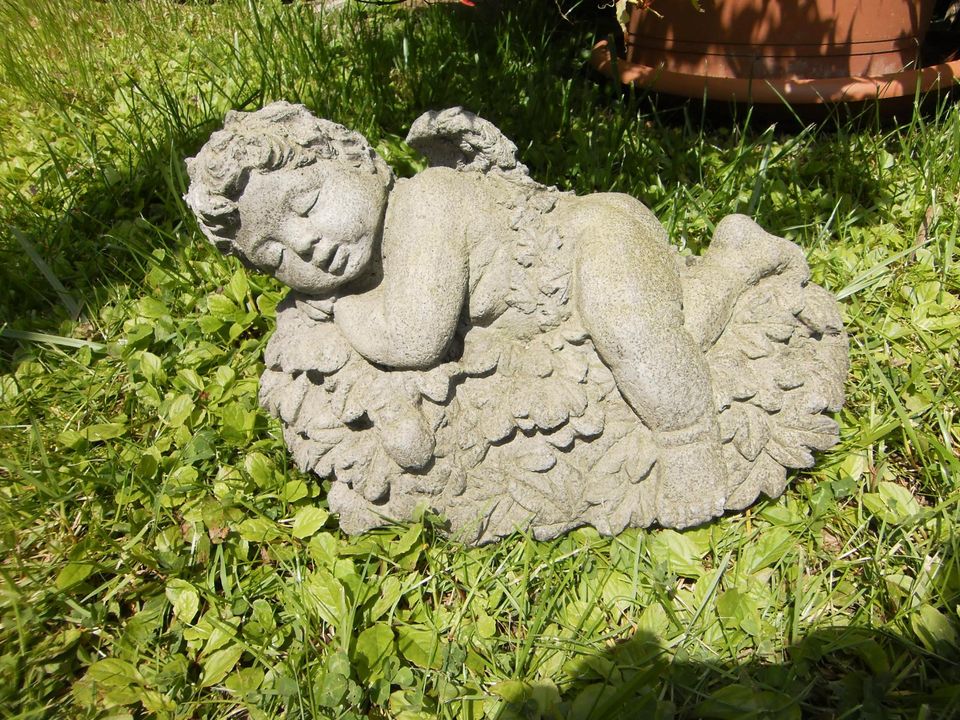 Steinfigur Gartenfigur Engel liegend Engelchen Figur Skulptur in Mauern