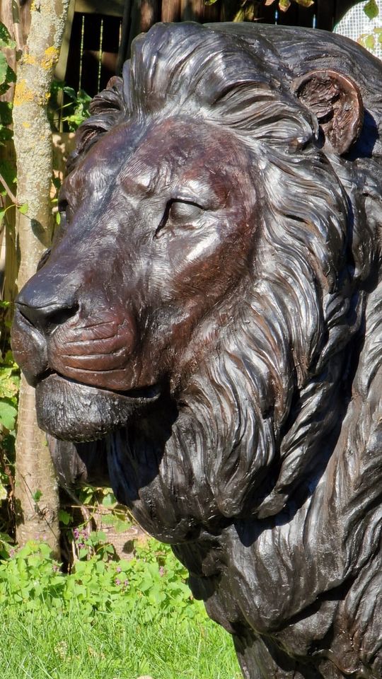 Lebensgroße Löwen aus Bronze in Starnberg