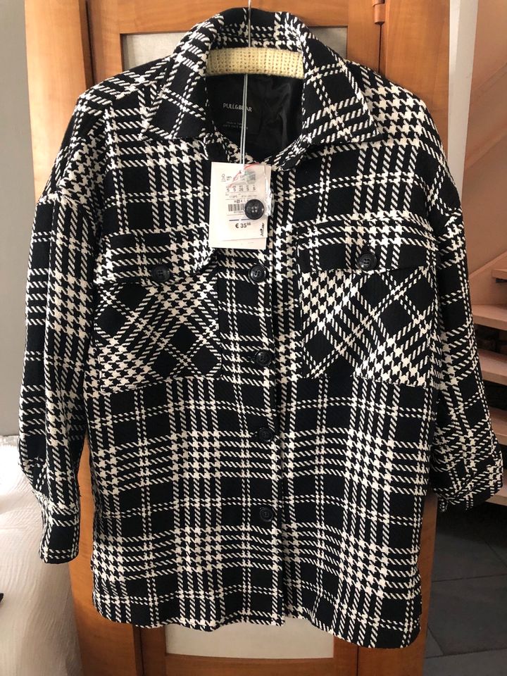 Jacke von Pull&Bear schwarz weiß kariert neu in Konstanz