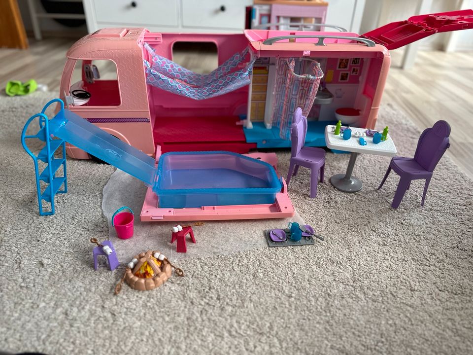 Barbie Wohnmobil mit pool + Barbie Hause in Dorsten