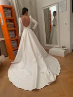 Klassisch elegantes Brautkleid mit langen Ärmeln und Schleppe Nordrhein-Westfalen - Meckenheim Vorschau