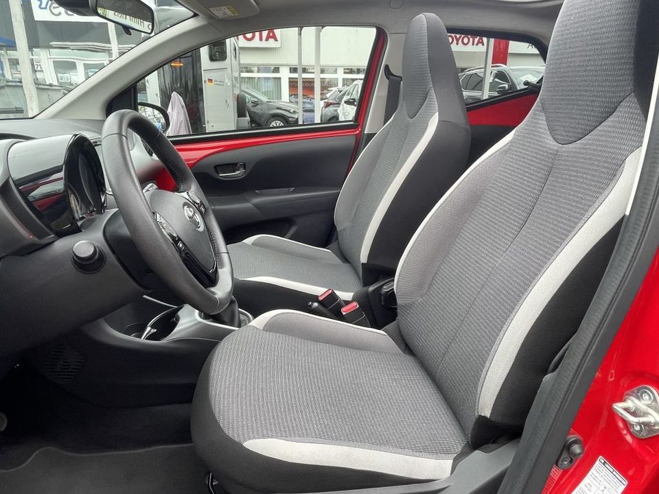 Toyota Aygo x-play Team D *Sky, Smart & Privacy Paket in Erkelenz