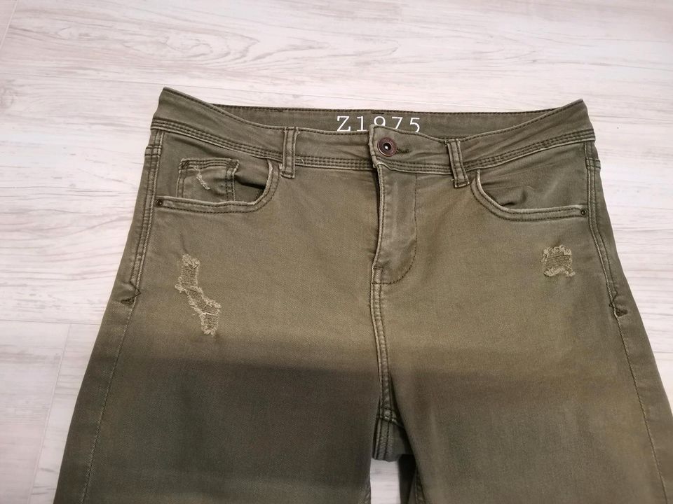 Coole Jeans mit Löchern von Zara in khaki in Oberasbach