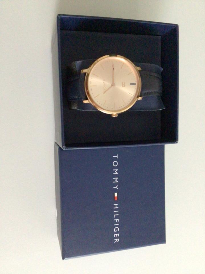 Tommy Hilfiger Uhr Damen Roségold / Armband Dunkelblau wie neu in Garbsen