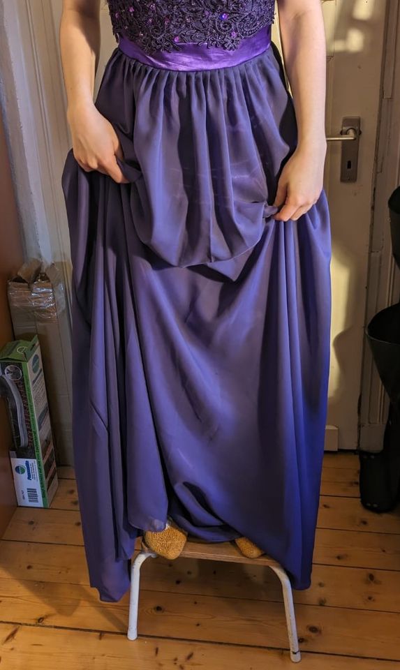 Lila Abendkleid mit Spitze und Tüll in Swisttal