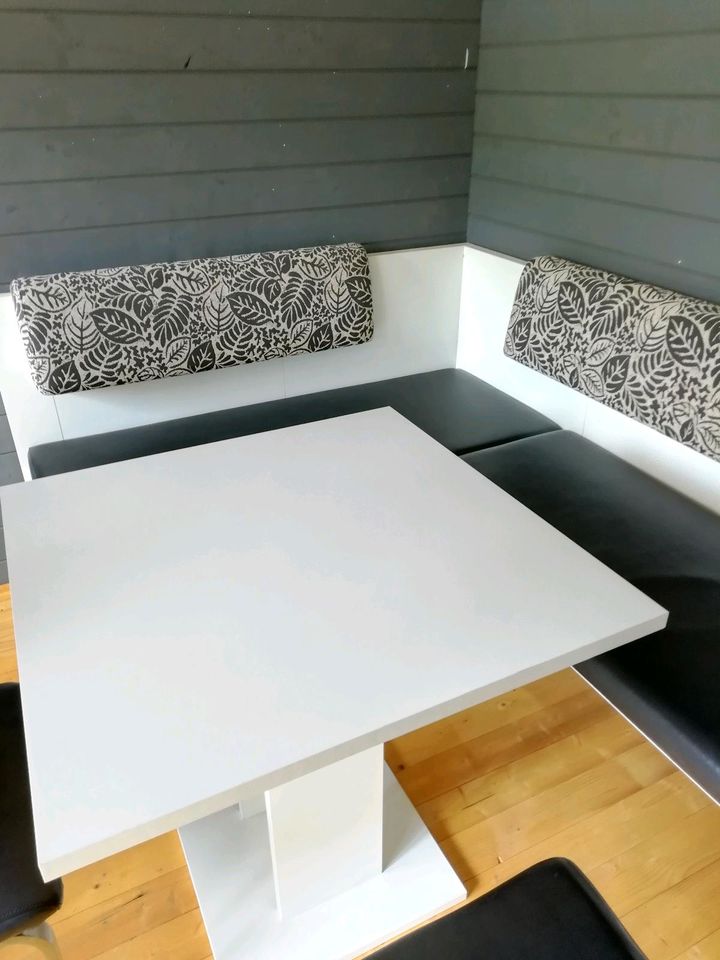 Eckbank mit Tisch und 2 Stühlen in Warstein