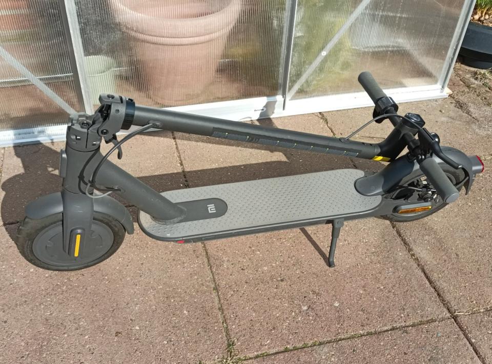 Xiaomi MI E-Scooter Essential +Ladegerät +Anleitung +OVP, wie NEU in Kirchlinteln