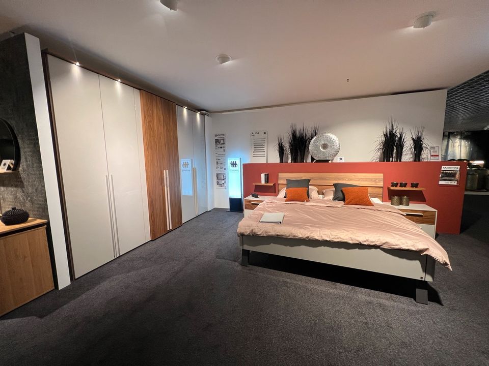 Schlafzimmer, Loddenkemper / Kernnussbaum / inkl. Zubehör in Freiburg im Breisgau