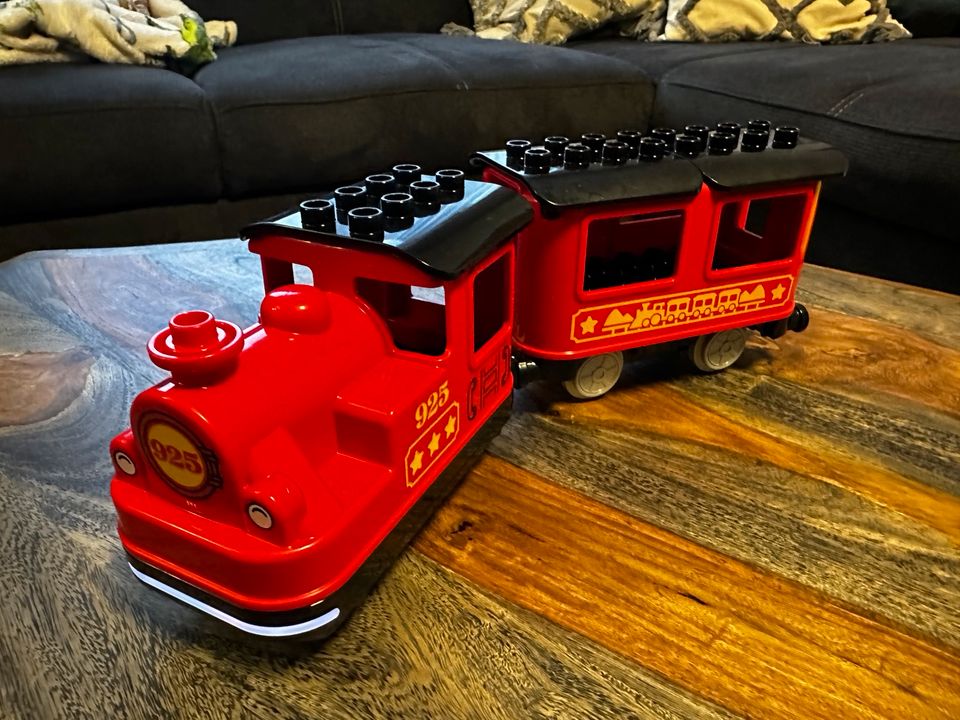 Lego Duplo elektrische Lokomotive Eisenbahn Zug Lok mit Anhänger in Gütersloh