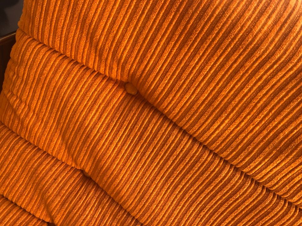 Orange retro Cordsessel/Sofa in Berlin