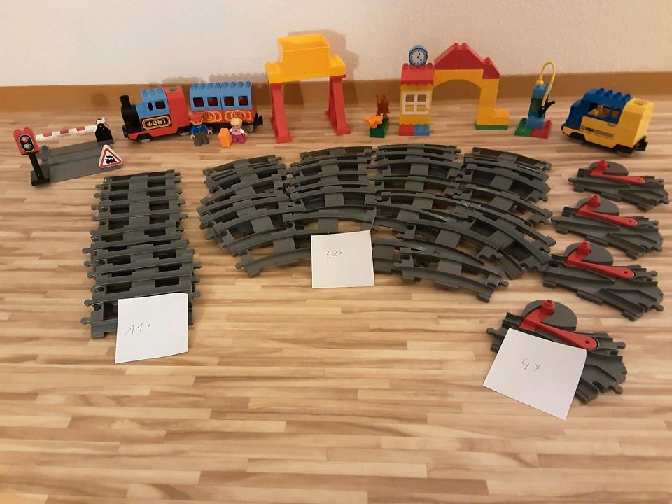 Lego duplo Bahnschienen mit elektrischen Zug und einer Dampflok in Friesoythe