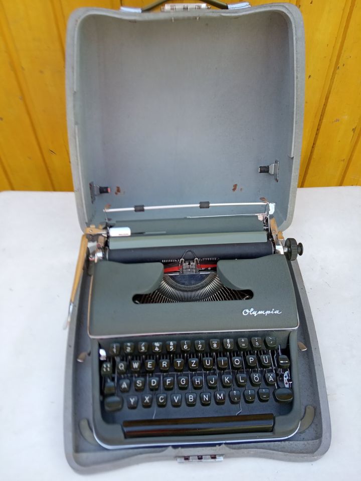 Schreibmaschine Olympia SM2 aus dem Jahr 1956 - Top in Offenburg