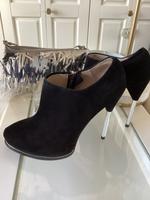 Zara Ankleboots Veloursleder Stilettoabsatz schwarz Gr. 36 Leipzig - Knautkleeberg-Knauthain Vorschau