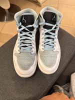 Air Jordan 1 Mid SE ‚White Ice Blue‘ in 42,5 Hessen - Obertshausen Vorschau