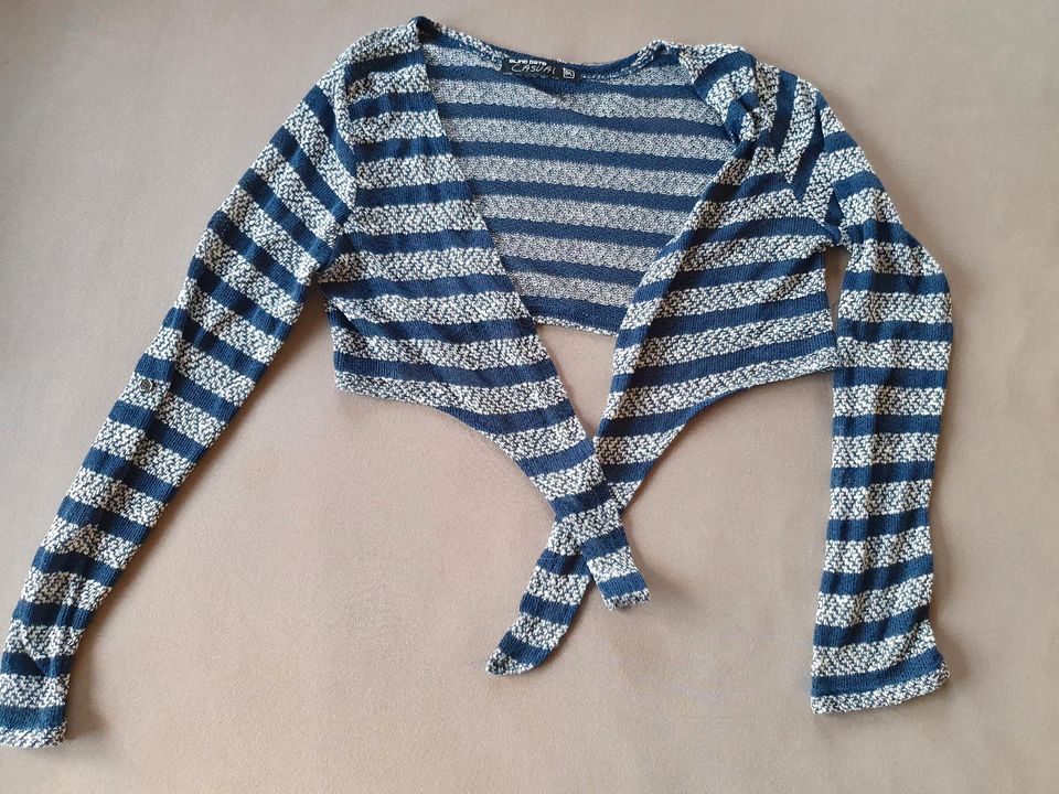 Verschiedene Klamotten Pullover Tshirts Gr.36-40 in Holzmaden